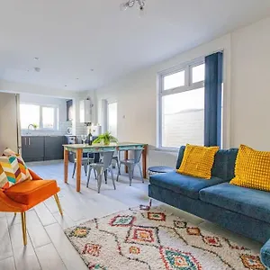 New Stylish 5bd, 5min From Town Holiday home Cardiff