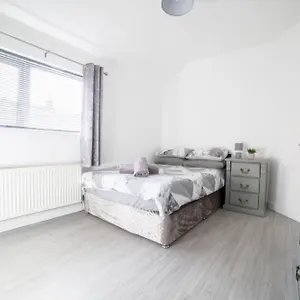 Cheerful 3-bedroom With Free Street Parking Apartment Belfast